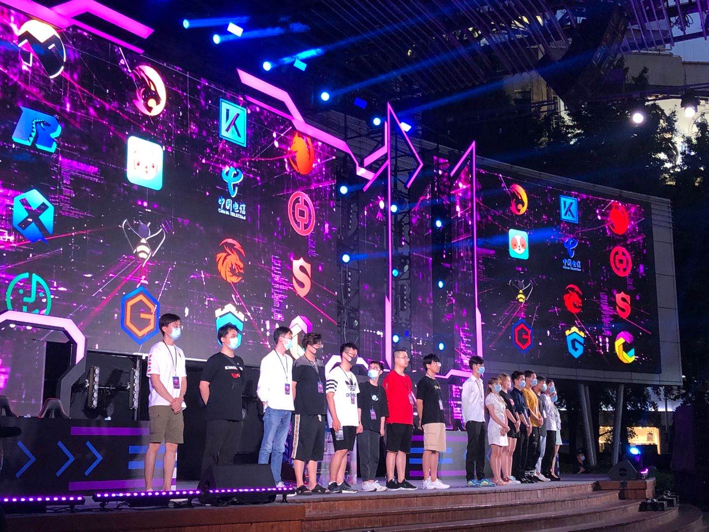 着自己的竞 着自己的竞